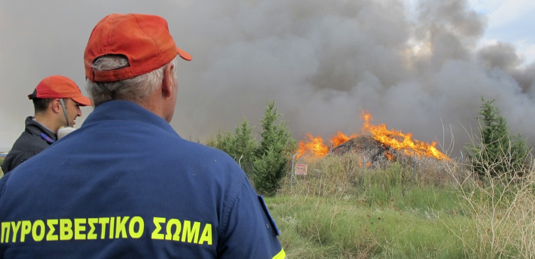 Μαίνεται η πυρκαγιά στο Μαρκόπουλο, σε ύφεση το μέτωπο στα Μέγαρα