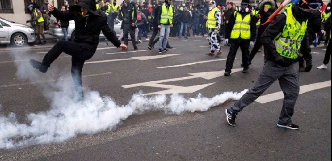 Δακρυγόνα εναντίον των διαδηλωτών, σε επεισόδια που ξέσπασαν στις διαδηλώσεις των κίτρινων γιλέκων