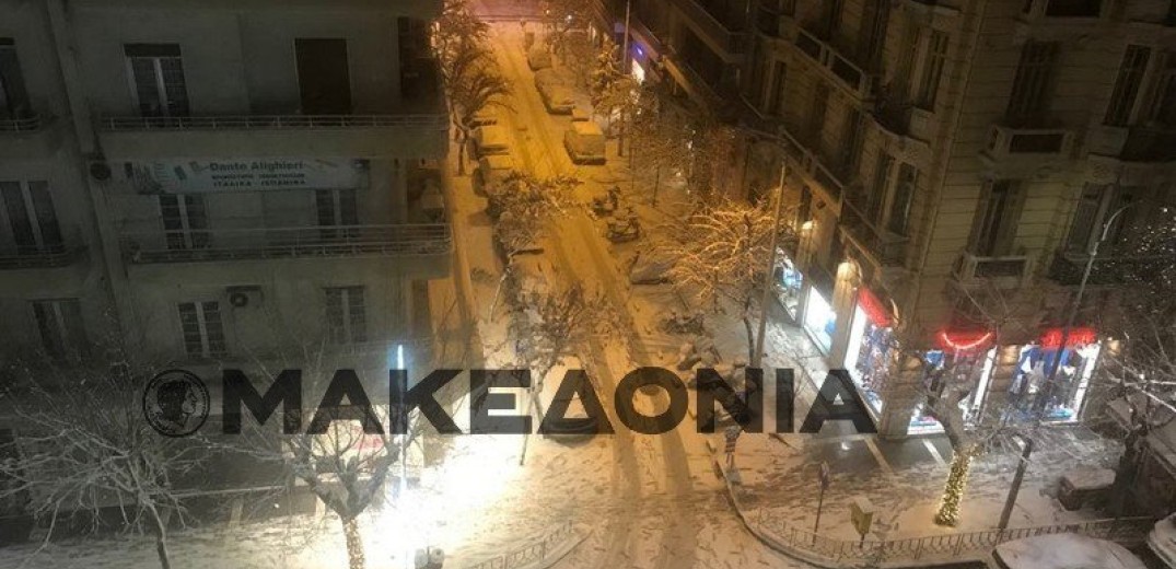 Βραδινή πυκνή χιονόπτωση &quot;έντυσε&quot; στα λευκά όλη τη Θεσσαλονίκη (photos & video) 