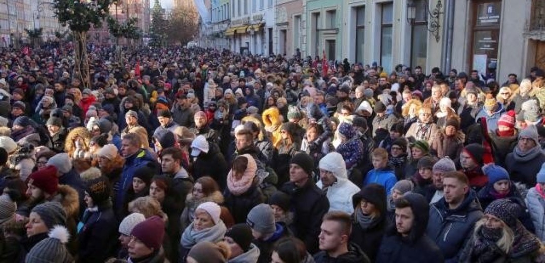 Πολωνία: Χιλιάδες άνθρωποι στην κηδεία του δολοφονηθέντος δημάρχου του Γκντανσκ
