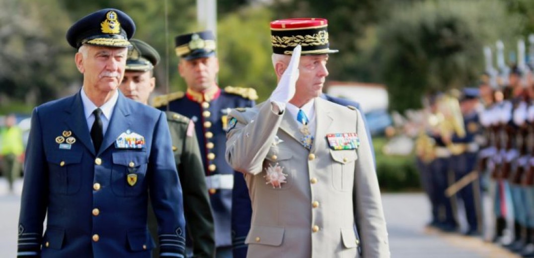 Στρατιωτική συνεργασία συζητούν οι αρχηγοί ΓΕΕΘΑ Ελλάδας και Γαλλίας 