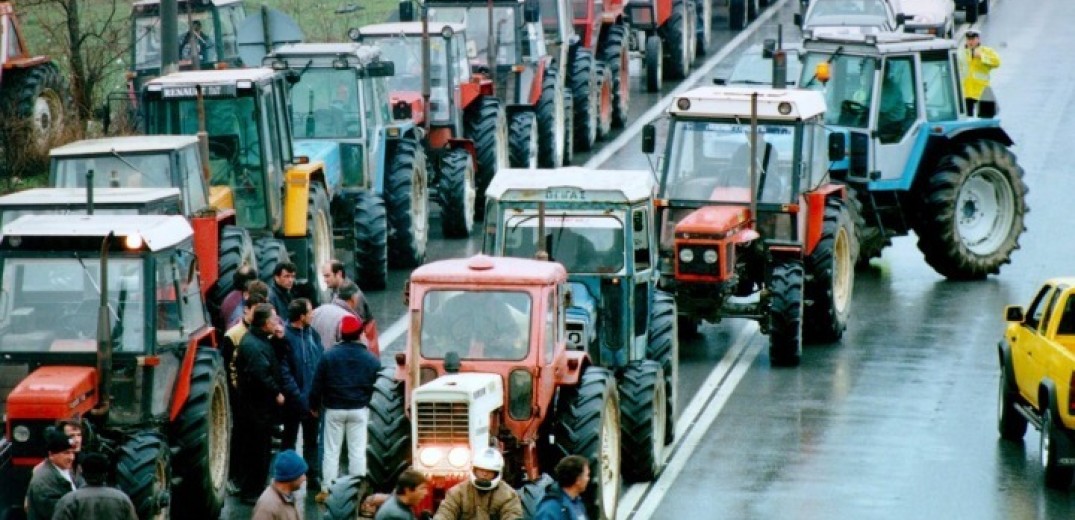 Αμετακίνητοι στα μπλόκα τους αγρότες και κτηνοτρόφοι