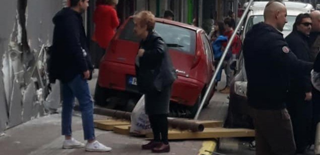 Θεσσαλονίκη: Αυτοκίνητο ξήλωσε πινακίδες και έπεσε σε γυμναστήριο (Φωτ.) 