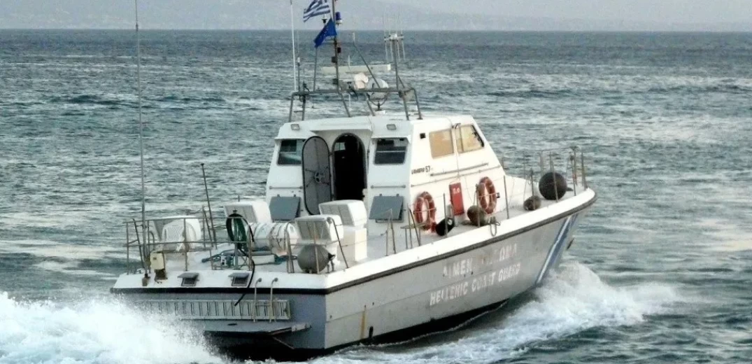 Ένας νεκρός και τέσσερις αγνοούμενοι από βύθιση σκάφους με μετανάστες στη θαλάσσια περιοχή Καρλόβασι Σάμου