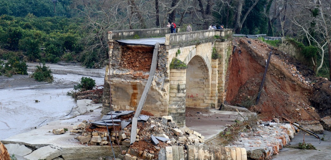 Αποκαρδιωτική η εικόνα από την κατεστραμμένη γέφυρα του Κερίτη στην Κρήτη (βίντεο)