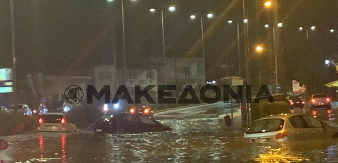 «Βούλιαξαν» αυτοκίνητα σε ποτάμι βροχής στο Ωραιόκαστρο (Βίντεο) 