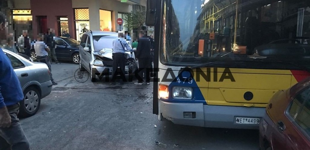 Σύγκρουση αυτοκινήτου με λεωφορείο του ΟΑΣΘ στη Νεάπολη