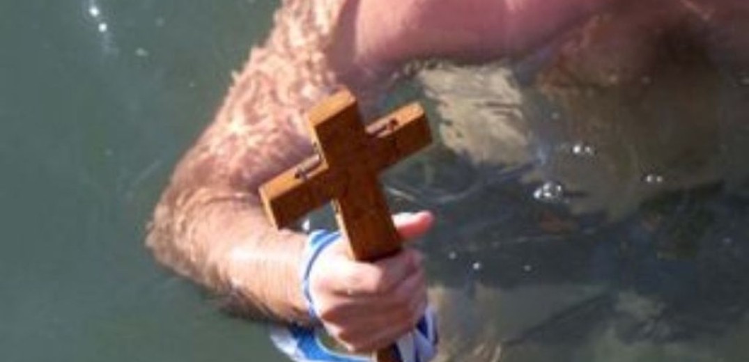 Β. Ελλάδα: Σε λίμνες και ποτάμια πλήθος κόσμου τίμησε τα Θεοφάνεια 