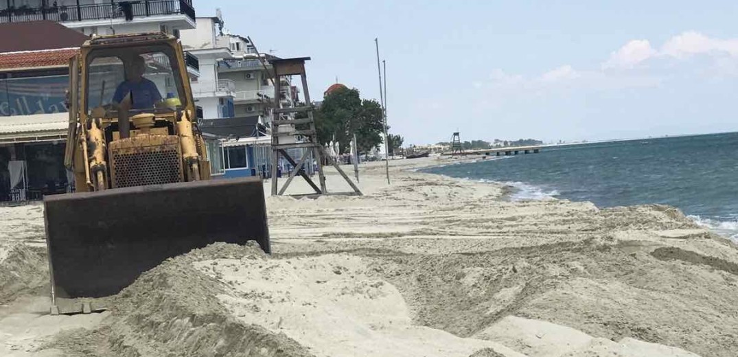 Κατερίνη: Καθαρίζεται η αμμουδιά στις παραλίες και μπαίνουν νέoι κάδοι