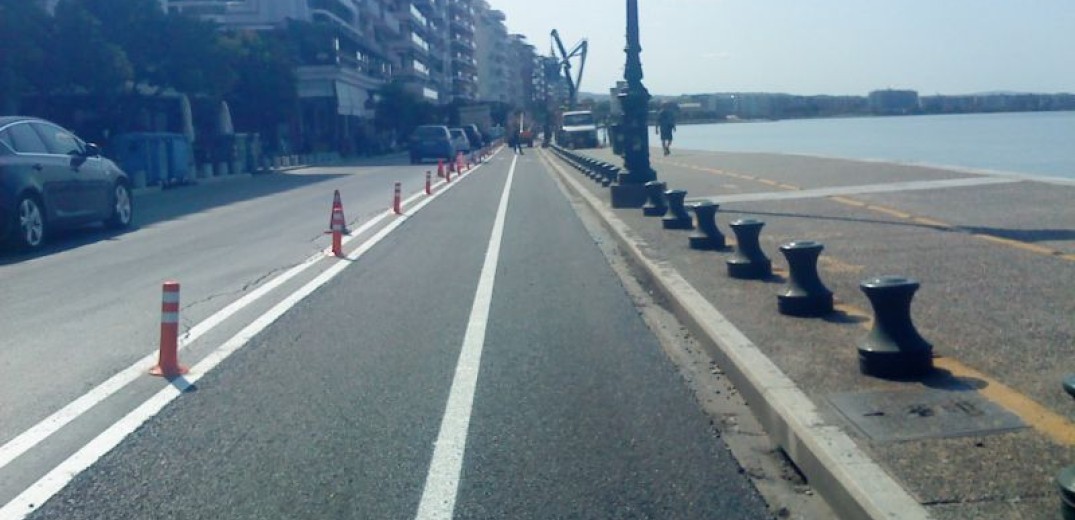 Θεσσαλονίκη: Τοποθετήθηκαν τα πασάλακια στον ποδηλατόδρομο στη Λ. Νίκης - Αυξημένη η κίνηση οχημάτων (Φωτ.)