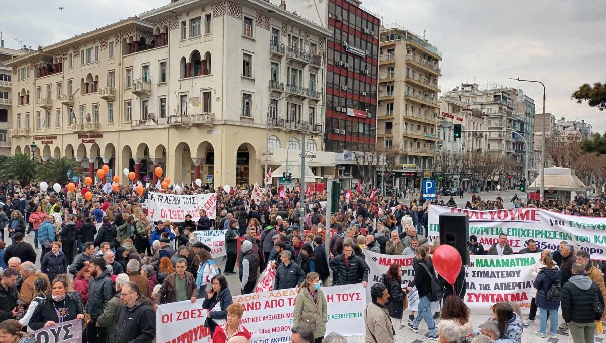 Θεσσαλονίκη: Στους δρόμους εκατοντάδες διαδηλωτές ένα χρόνο μετά την τραγωδία των Τεμπών (βίντεο, φωτ.)