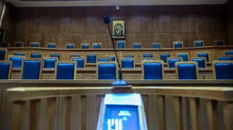 Θεσσαλονίκη: Την χτύπησε με μαρμάρινο σταυρό στο κεφάλι - Ένοχος για ενδοοικογενειακή επικίνδυνη σωματική βλάβη