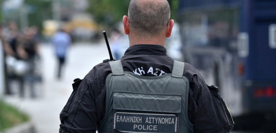 Ορεστιάδα: Αστυνομικός έπεσε νεκρός στην αυλή του σπιτιού του – Κρατούσε το υπηρεσιακό του όπλο