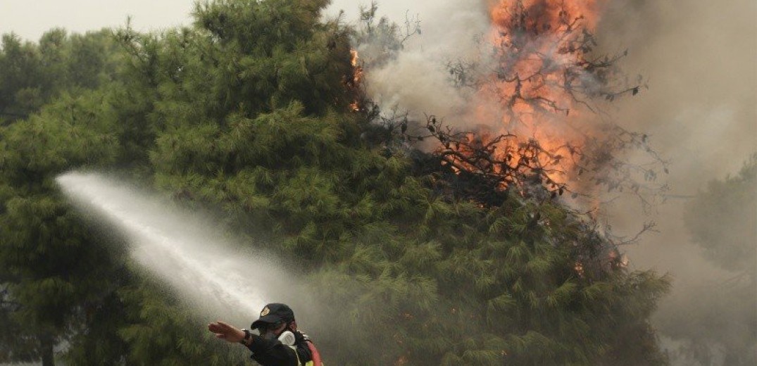 Σε εξέλιξη πυρκαγιά σε δασική έκταση στο Λαύριο