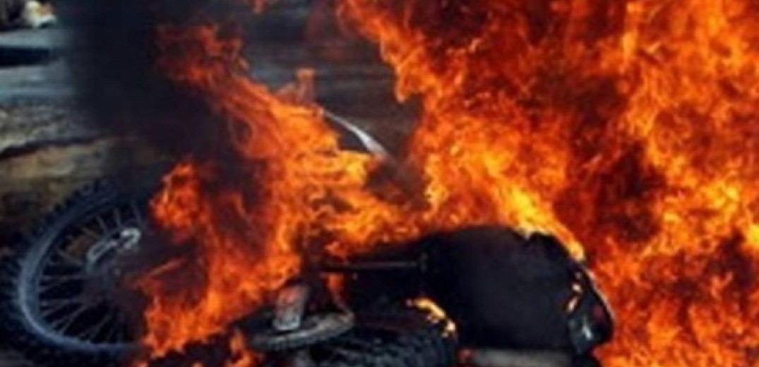 Θεσσαλονίκη: Στις φλόγες μηχανή μετά από τροχαίο - Ένας τραυματίας 