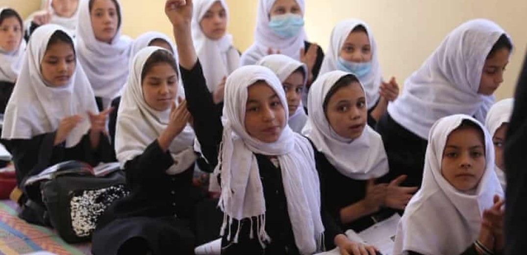 Η UNESCO ζητά την επιστροφή στις τάξεις των κοριτσιών στο Αφγανιστάν