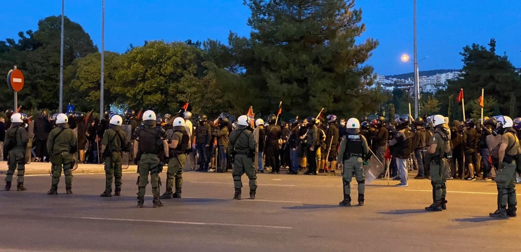 Σταυρούπολη: 3 μπλόκα από την αστυνομία για να μην έρθουν πρόσωπο με πρόσωπο αναρχικοί και ακροδεξιοί