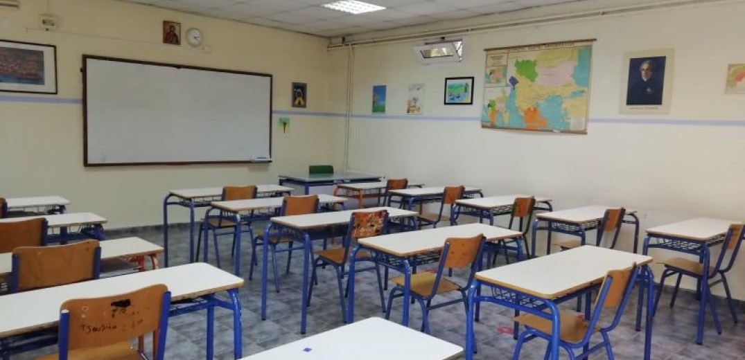 6o Γυμνάσιο Θεσσαλονίκης: Μαθητές αρνούνται να μπουν στις αίθουσες για μάθημα (Φωτ.)