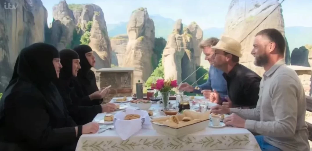 O Γκόρντον Ράμσεϊ στα Μετέωρα - Γευματίζει με μοναχές και εντυπωσιάζεται από το ελληνικό μέλι (βίντεο)