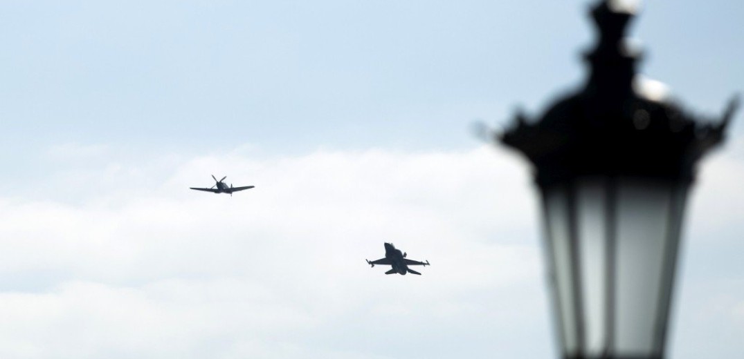 &#x27;Ενα Spitfire κι ένα F-16 κάνουν ακροβατικά στον ουρανό της Θεσσαλονίκης&#33;