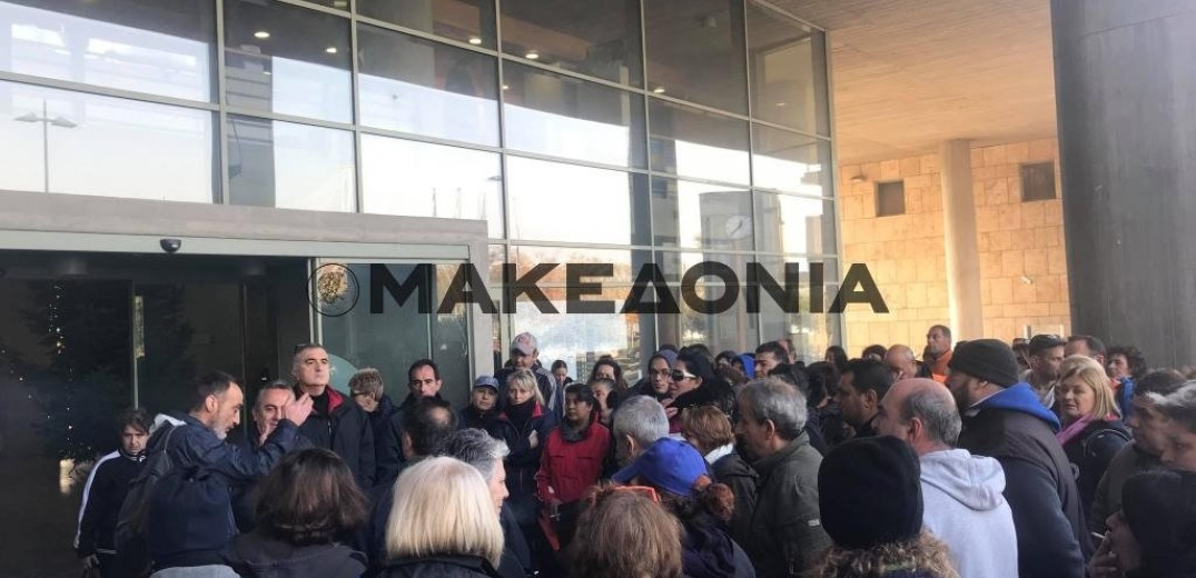 Συμβολική κατάληψη έξω από το γραφείο του Μπουτάρη έκαναν εργαζόμενοι του δήμου Θεσσαλονίκης