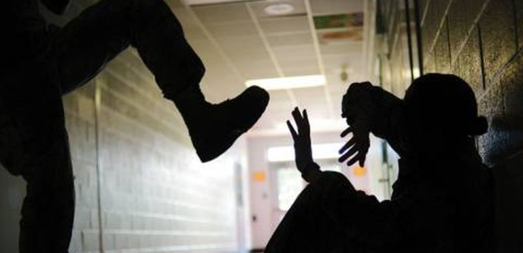 Αττική: Άγριο περιστατικό bullying σε 15χρονο μέσα σε ιδιωτικό σχολείο - Τον έδεσαν με πετονιά στο λαιμό