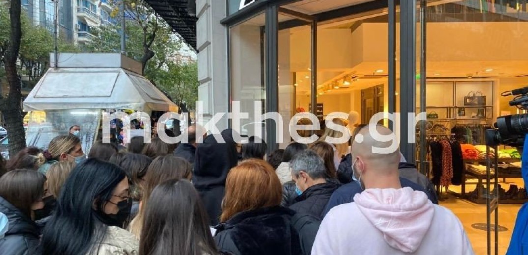Σε ρυθμούς Black Friday η Θεσσαλονίκη – Ουρές έξω από πολυκαταστήματα (Φωτ.)