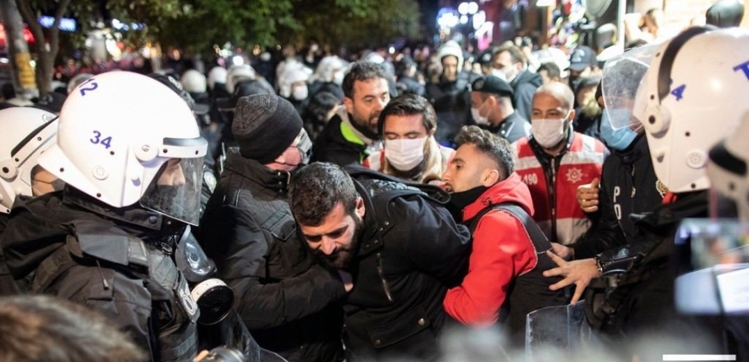 Η ακρίβεια «ζώνει» τον Ερντογάν - Με κατσαρόλες στους δρόμους οι πολίτες (βίντεο)