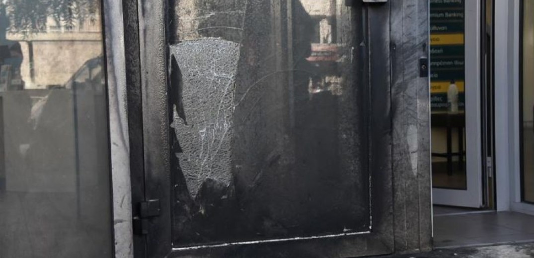 Επιθέσεις με γκαζάκια σε δύο τράπεζες στο Παγκράτι	