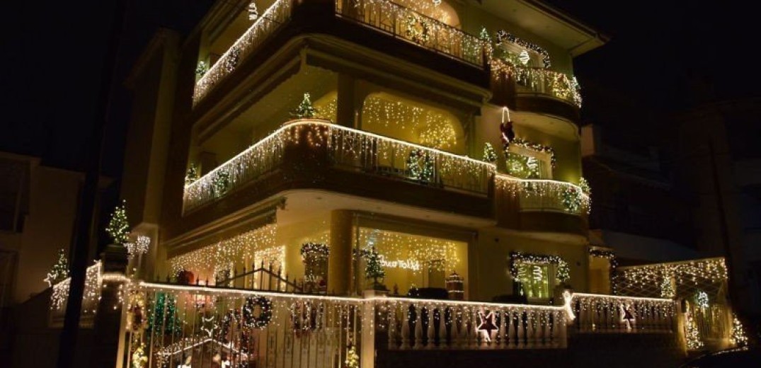 Μύρισε Χριστούγεννα: Φωταγωγήθηκε και φέτος το πιο εντυπωσιακά στολισμένο σπίτι στην Κοζάνη (Φωτ. & βίντεο)