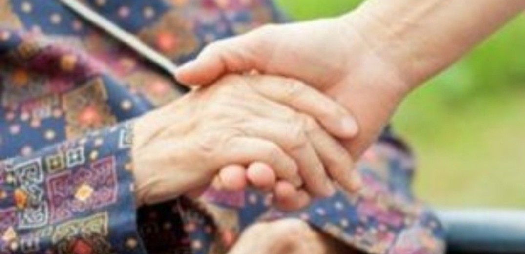 Θεσσαλονίκη: Ζευγάρια ηλικιωμένων, χέρι χέρι στο Noesis, μαθαίνουν το gov.gr
