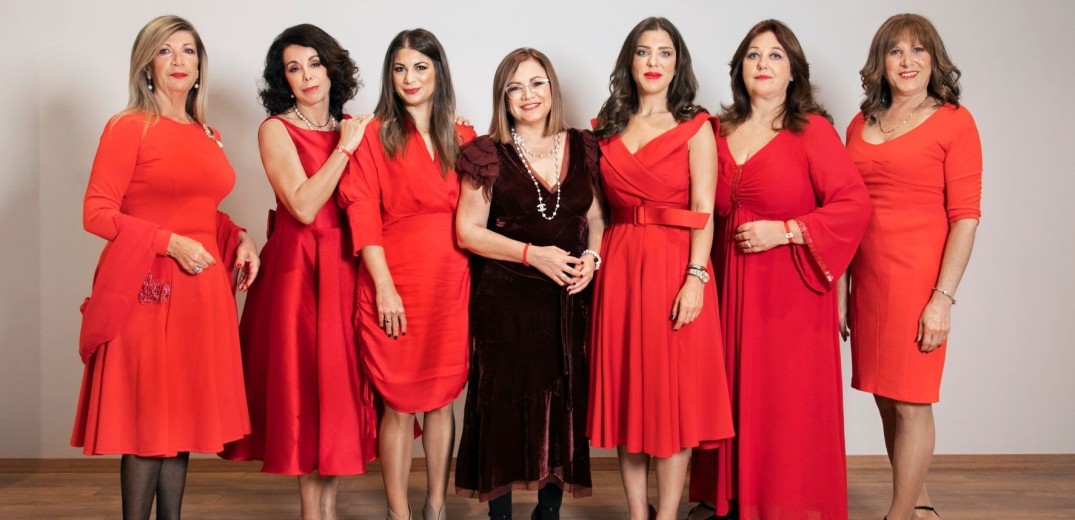 Επώνυμες Θεσσαλονικιές ντύθηκαν στα κόκκινα, στέλνοντας μήνυμα ενάντια στην κακοποίηση