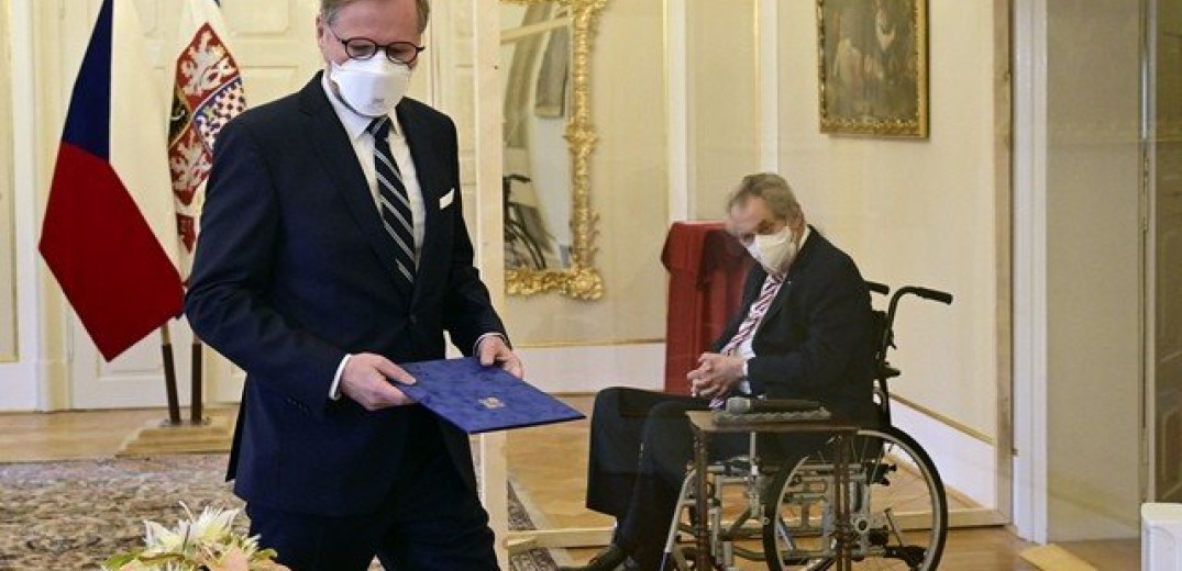 Τσεχία: Ο πρόεδρος διόρισε τον πρωθυπουργό μέσα από... πλεξιγκλάς λόγω COVID