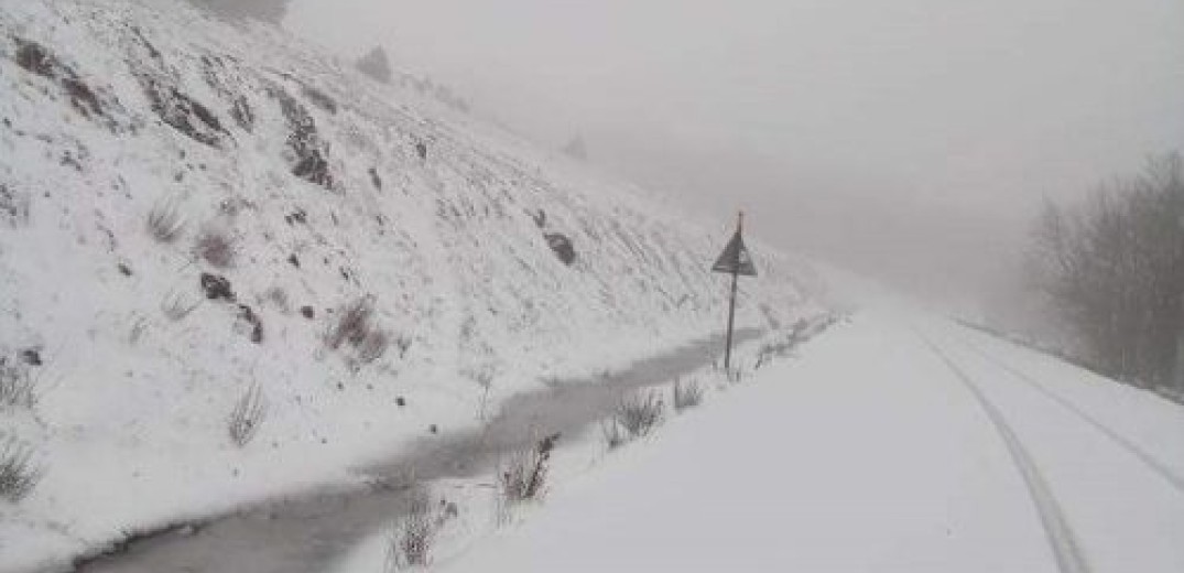 Έπεσαν τα πρώτα χιόνια του χειμώνα στα ορεινά της Ηπείρου και της Μακεδονίας (Βίντεο-Φωτ.)