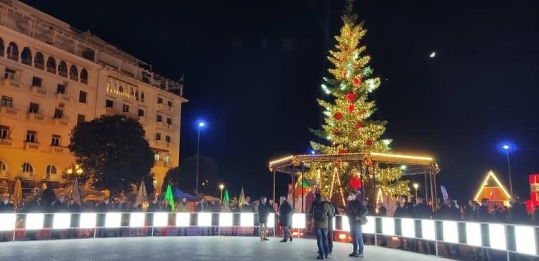 Θεσσαλονίκη: Χριστουγεννιάτικη μαγεία στην πλατεία Αριστοτέλους - Έλατο 18 μέτρων και χιλιάδες λαμπιόνια (βίντεο & φωτ.)