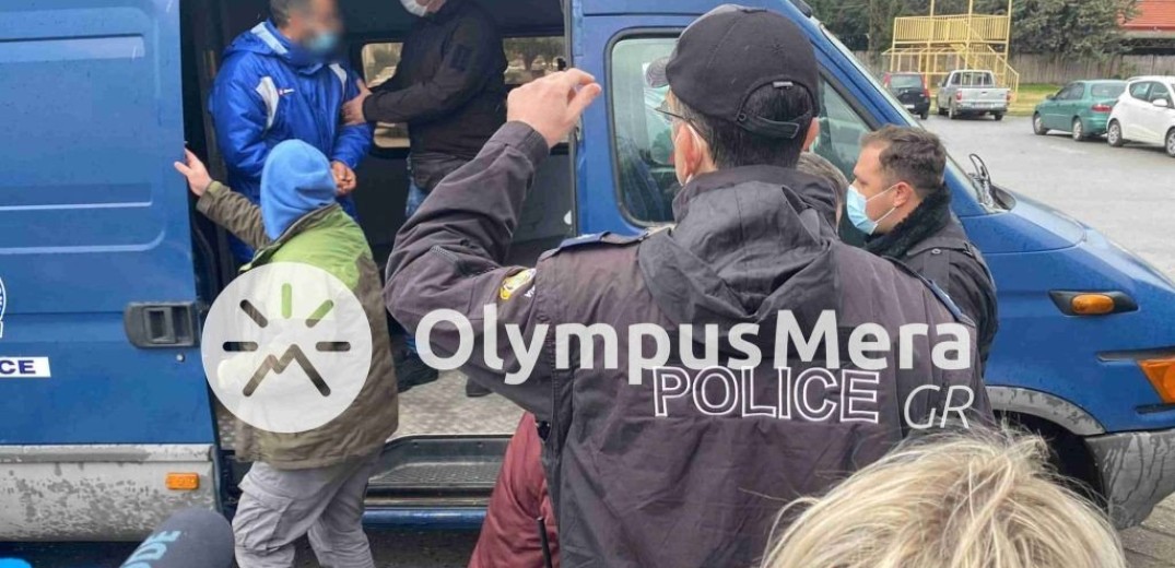Στον ανακριτή οι 11 συλληφθέντες για την αρπαγή του γυμνασιάρχη Αιγινίου - Βίντεο από την άφιξή τους στα δικαστήρια Κατερίνης