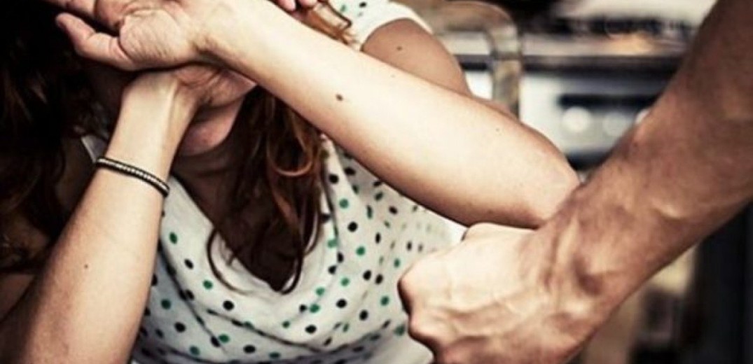 Νέο περιστατικό ενδοοικογενειακής βίας στην Κρήτη: Γρονθοκόπησε και τραυμάτισε με σπασμένο πιάτο τη σύζυγό του