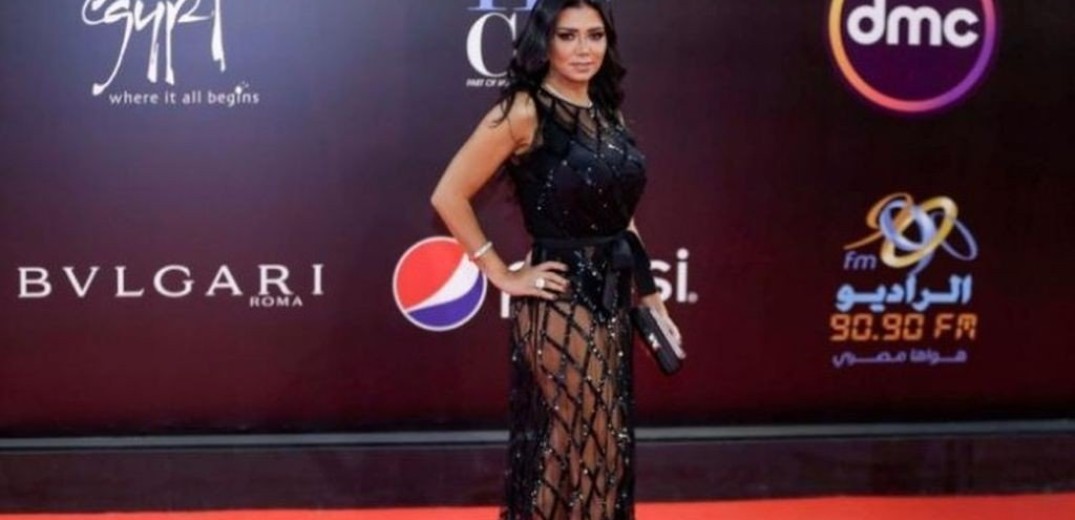Αίγυπτος: Αποσύρθηκαν οι μηνύσεις για τη &quot;γυμνή τραγουδίστρια&quot;