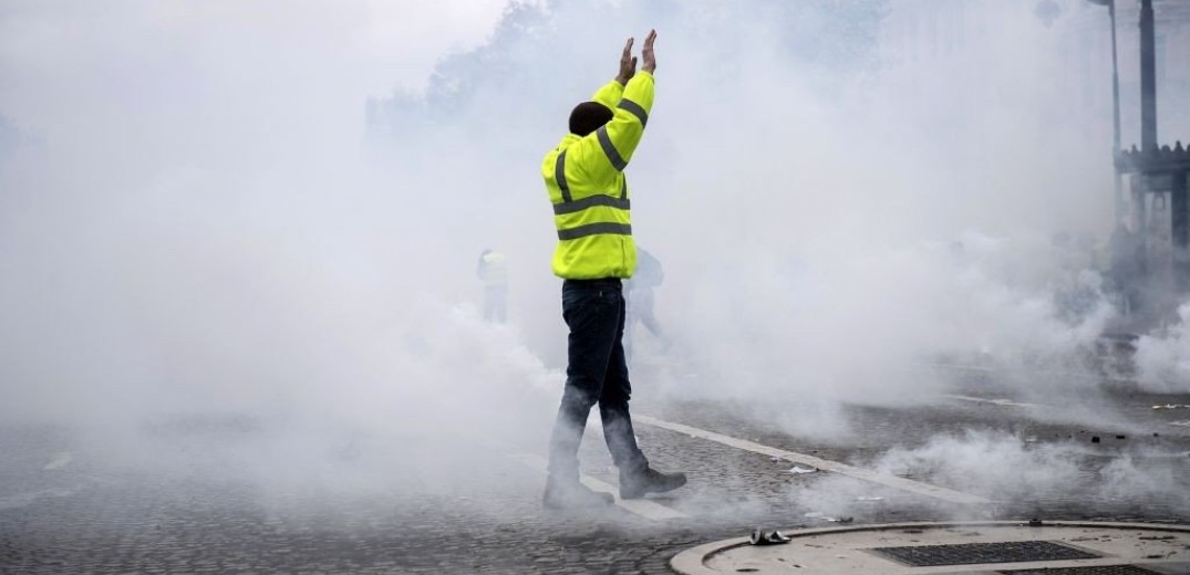 Συγκρούσεις στη διαδήλωση των «κίτρινων γιλέκων» στο Παρίσι