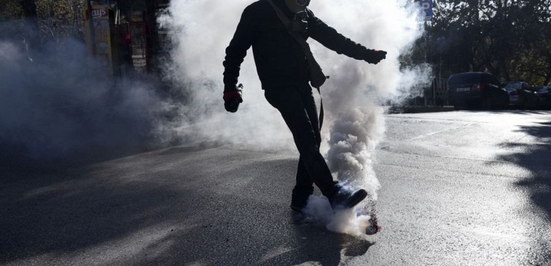 Θεσσαλονίκη: Μολότοφ, πετροπόλεμος και δακρυγόνα στην πορεία για τον Γρηγορόπουλο (Φωτ., βίντεο)
