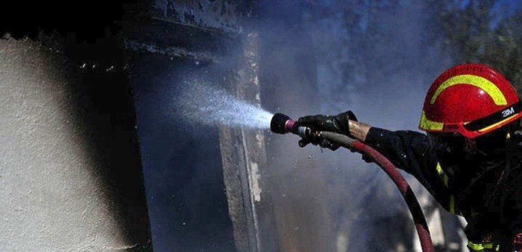Θεσσαλονίκη: Καίγεται ακατοίκητο σπίτι στην Άνω Πόλη