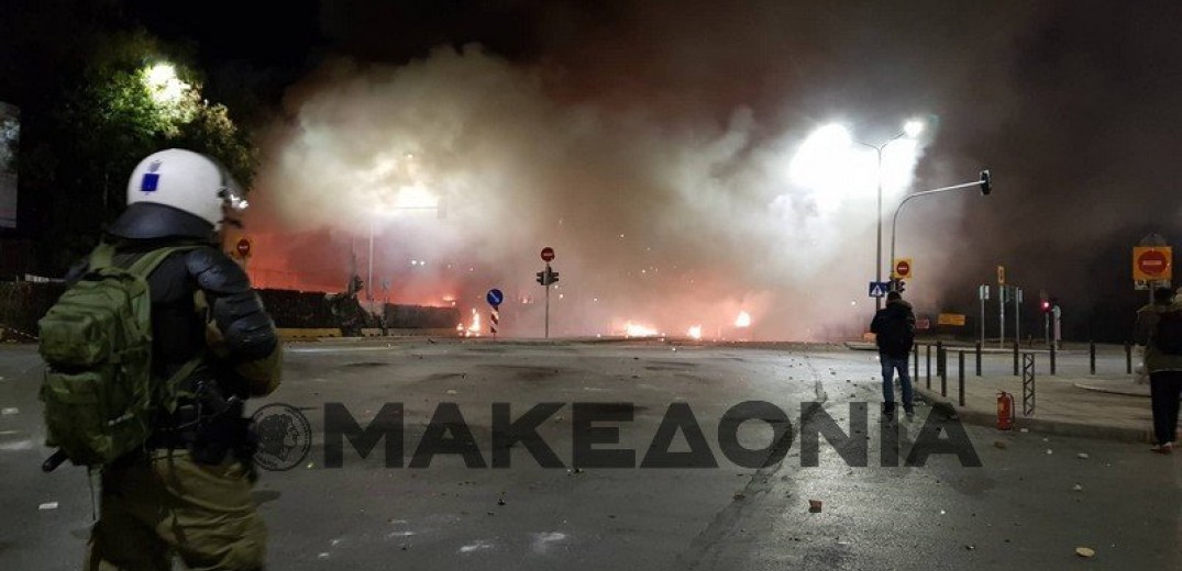 Αποπνικτική η ατμόσφαιρα στο κέντρο της Θεσσαλονίκης - Πολίτες προσπαθούν να ξεφύγουν από τα χημικά (Βίντεο) 