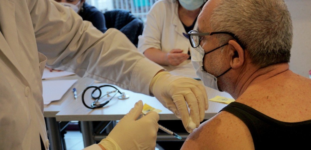Ξεπέρασαν τις 800.000 οι εμβολιασμοί με τα επικαιροποιημένα εμβόλια για τον κορονοϊό
