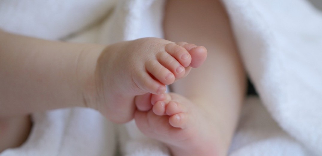 Μεγαλύτεροι οι κίνδυνοι για τα μωρά από μητέρες με covid-19