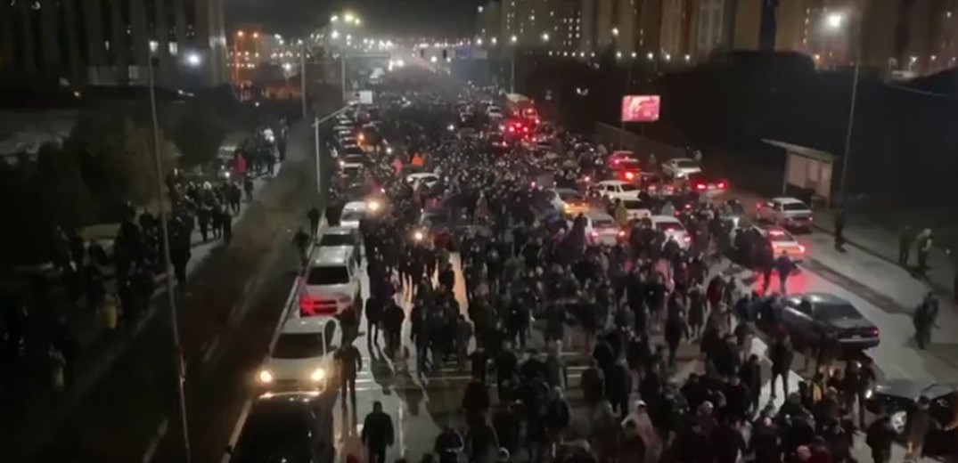 Καζακστάν: Διαδηλωτές κατέλαβαν το αεροδρόμιο του Αλμάτι - Σε κατάσταση έκτακτης ανάγκης κηρύχθηκε η χώρα (βίντεο)