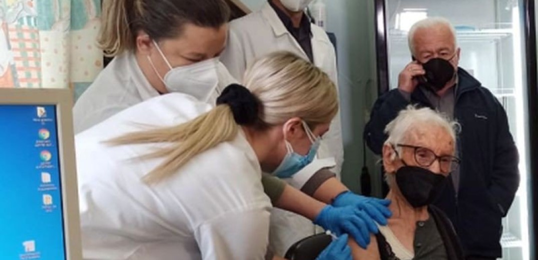 Σέρρες: Εμβολιάστηκε με την 3η δόση γιαγιά 107 ετών από το Λιβαδοχώρι (βίντεο-φωτ.)