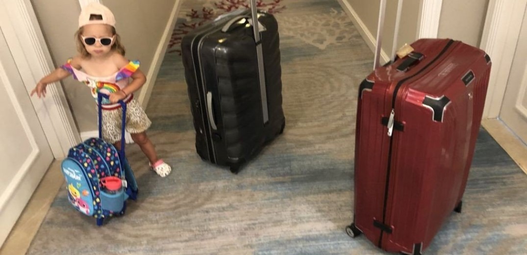 Κοριτσάκι 2,5 ετών ταξίδεψε ήδη σε 12 χώρες - &quot;Μπουσουλάει&quot; από Παρίσι μέχρι Καραϊβική