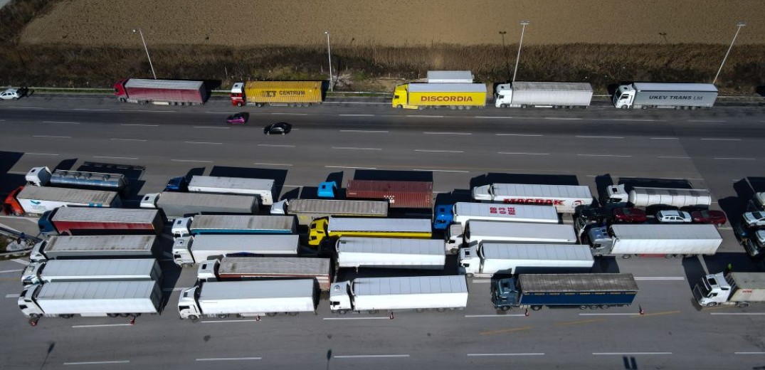 &quot;Ελπίς&quot;: Πάνω από 100 φορτηγά «εγκλωβισμένα» στα διόδια των Μαλγάρων από χθες - Τεράστια ουρά στην ΠΑΘΕ