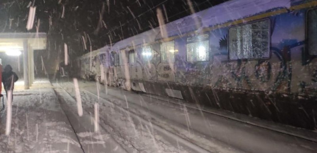 Εγκλωβισμένοι 20 ώρες σε τρένο στην Οινόη: Μας είπαν να ζητιανέψουμε βοήθεια από τα γύρω σπίτια και να πιούμε νερό από το χιόνι (βίντεο)