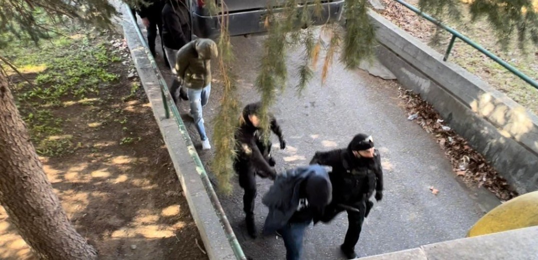 Θεσσαλονίκη:  Στην ανακρίτρια δύο από τους οκτώ συλληφθέντες για τη δολοφονία του Άλκη (βίντεο)